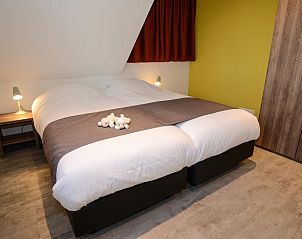 Gemtliches Schlafzimmer in 06 - Razende Bol - Kleingartenferienhaus, De Koog, Texel, mit warmen Farben.