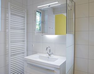 Stilvolles Badezimmer mit Waschbecken in 06 - Razende Bol - Kleingartenferienhaus, De Koog, Texel.