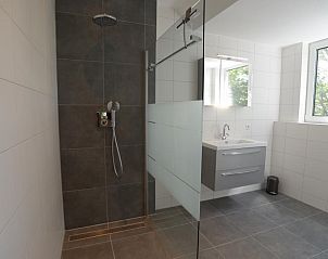 Elegantes Badezimmer mit Regendusche in 06 - Razende Bol - Kleingartenferienhaus, De Koog, Texel.