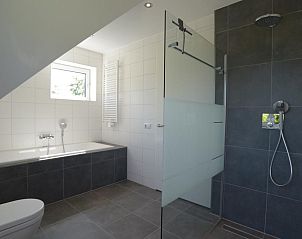 Luxurises Badezimmer mit Badewanne und Dusche in 06 - Razende Bol - Kleingartenferienhaus, De Koog, Texel.
