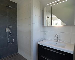 06 - Razende Bol - Kleingartenferienhaus, De Koog, Texel, mit moderner Dusche und Waschbecken.