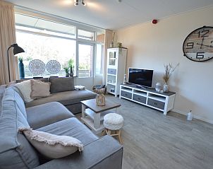 Bright living room of Apartment Kerckeland 78 in De Koog Texel, with large windows and stylish decoration.