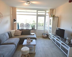 Spacious sitting room in Apartment Kerckeland 78, De Koog Texel, overlooking the green surroundings.