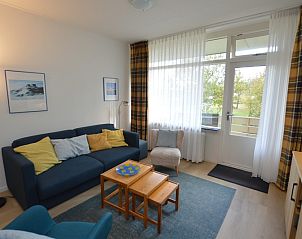 Bright living room in Apartment Kerckeland 126, De Koog, Texel, with large windows and views of nature.