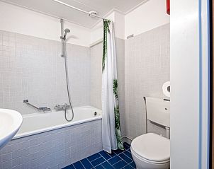 Modernes Badezimmer in Zwei Personen Wohnung gro - erster Stock, De Koog, Texel mit Badewanne und Dusche zur Entspannung.