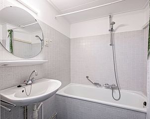 Helles Badezimmer mit Spiegel und Waschbecken in Zwei Personen Wohnung gro - erster Stock, De Koog, Texel, Watteninseln.