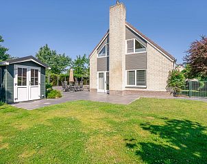 Vacation home Honeysuckle 57 in De Koog, Texel with spacious garden and terrace for relaxation on the Wadden Islands.