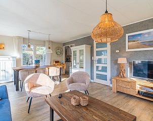 Dining room and living room in Holiday home Honeysuckle 57, De Koog, Texel offer a warm atmosphere on the Wadden Islands.