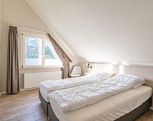 Second bedroom in Holiday home Honeysuckle 57, De Koog, Texel with cozy furnishings and lots of natural light.