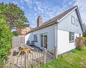 Spacious terrace at 32a Castor vacation home in De Koog, Texel, ideal for outdoor breakfasts.