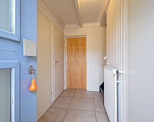 Entrance hall of 32a Castor vacation home in De Koog, Texel, with wooden accents.