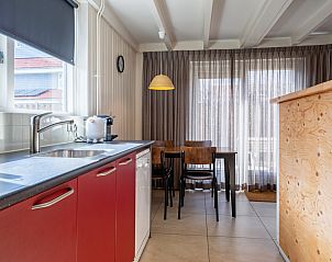 Dining area next to kitchen in 32a Castor vacation home, De Koog, Texel, with lots of light.