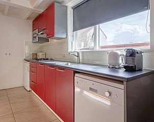 Fully equipped kitchen in 32a Castor vacation home, De Koog, Texel, with dishwasher.