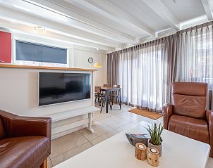 Comfortable sitting area in 32a Castor vacation home, De Koog, Texel, with leather armchairs.