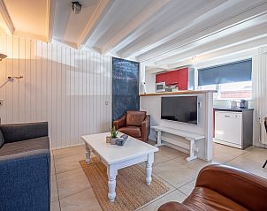 Spacious living room in 32a Castor vacation home, De Koog, Texel, with TV and sofa.