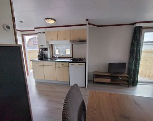 Kitchen of Chalet Uit en Thuis in De Koog, Texel, with modern appliances and open connection to the living room.