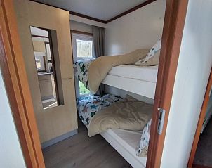 Cozy children's room in Chalet Uit en Thuis, De Koog, Texel, with bunk beds and playful furnishings.