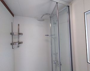 Stylish shower in Chalet Uit en Thuis, De Koog, Texel, with glass door and modern finish.