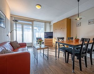 Cozy living room in Motel Texel Apartment with bath (B), De Koog, Texel with comfortable sofa and dining area.