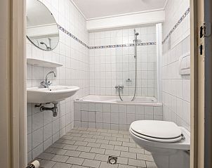 Modern bathroom in Motel Texel Apartment with bath (B), De Koog, Texel with bathtub and shower.