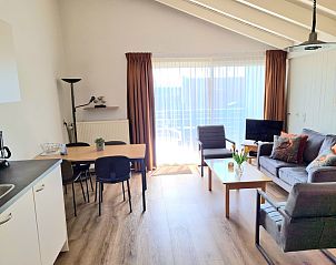 Gemtliches Wohnzimmer des Motel Texel Apartment Y in De Koog, Texel, mit viel Tageslicht und bequemen Mbeln.