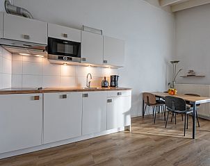 Voll ausgestattete Kche im Motel Texel Apartment Y, De Koog, Texel, mit Essecke und modernen Gerten.