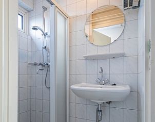 Kompaktes Badezimmer mit Dusche im Motel Texel Apartment Y, De Koog, Texel, ausgestattet mit modernen Annehmlichkeiten.