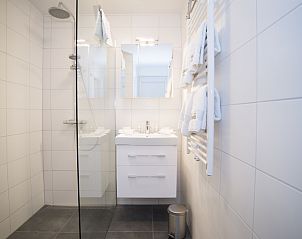 Sleek bathroom in Grand Hotel Opduin - Holiday home B, De Koog, Texel with walk-in shower and fresh look.