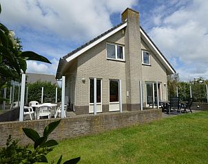 Vacation home Stappeland 199 in De Koog on Texel with sunny terrace and green garden, ideal for relaxation on the Wadden Islands.