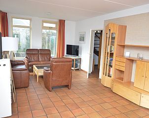 Cozy living room in Holiday home Stappeland 199, De Koog, Texel, with comfortable leather sofas and lots of natural light.
