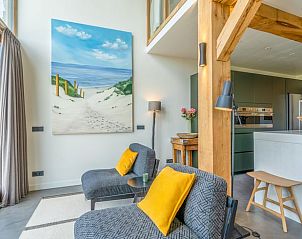 Zithoek met kleurrijke kussens in Vakantiehuisje in De Koog, Texel, Waddeneilanden.