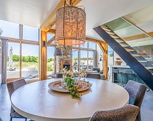 Eettafel in Vakantiehuisje in De Koog met uitzicht op terras en natuur van Texel.