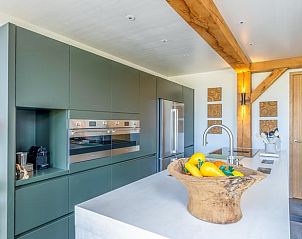 Stijlvolle keuken in Vakantiehuisje in De Koog met moderne apparatuur op Texel.