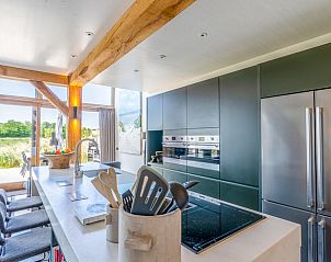 Keuken met kookeiland in Vakantiehuisje in De Koog, Texel, Waddeneilanden.