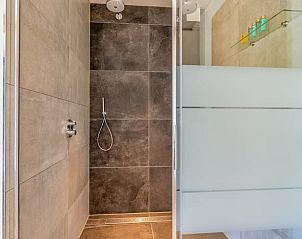 Moderne douche in Vakantiehuisje in De Koog, Texel, met grijze tegels.