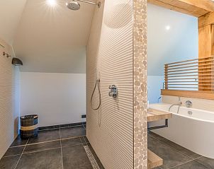 Inloopdouche in moderne badkamer van Vakantiehuisje in De Koog, Texel.