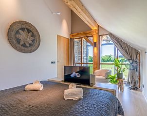 Slaapkamer met houten details in Vakantiehuisje in De Koog, Texel, Waddeneilanden.