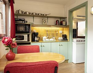 Fully equipped kitchen in vacation home Schanulleke, De Koog, Texel, with modern appliances and cozy atmosphere.