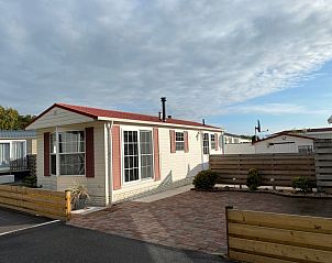 Chalet Bregkoog 53 in De Koog, Texel, offers an attractive exterior with spacious parking at Chaletpark Bregkoog.