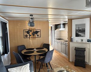 Dining and kitchen area in Chalet Bregkoog 53, De Koog, Texel, with stylish furnishings at Chaletpark Bregkoog.