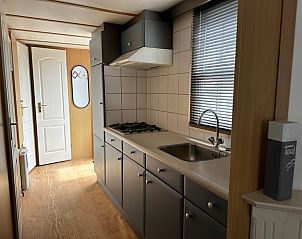 Practical kitchen in Chalet Bregkoog 53, Texel, equipped with modern appliances at Chaletpark Bregkoog.