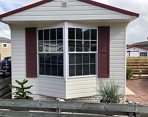 Front view of Chalet Bregkoog 53, Texel, with charming windows and garden at Chaletpark Bregkoog.