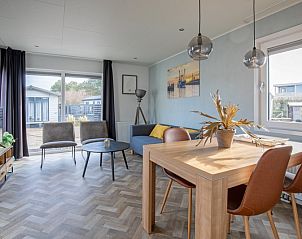 Cozy sitting area in Chalet Bregkoog 162, De Koog, Texel, perfect for relaxing after a day on the Wadden Islands.