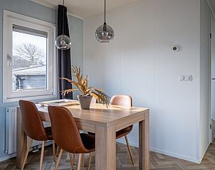 Modern kitchen in Chalet Bregkoog 162, De Koog, Texel with all the necessary amenities for a comfortable stay.