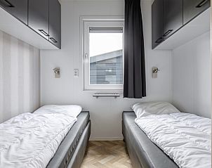 Stylish bathroom in Chaletpark Bregkoog - Chalet Bregkoog 162, Texel with modern shower and luxurious finish.