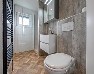 Walk-in shower in Chalet Bregkoog 162, De Koog, Texel, perfect for a refreshing start to the day on the Wadden Islands.