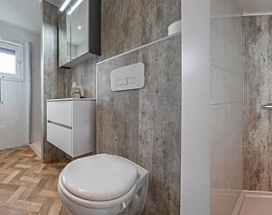 Chalet Bregkoog 162, De Koog, Texel offers a luxurious bathroom with stylish shower and contemporary furnishings.