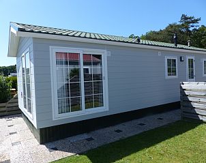 Chalet Bregkoog 205 in De Koog Texel, vacation home with sliding doors to the garden.