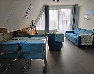 Stilvolles Wohnzimmer von Apartments Anna - Apartment 15 in De Koog, Texel, mit bequemen Sitzgelegenheiten.
