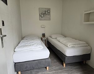 Schlafzimmer mit zwei Einzelbetten in Appartements Anna - Appartement 15 in De Koog, Texel, fr eine gute Nachtruhe.